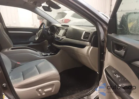 2019 Toyota Highlander Xle z USA, uszkodzony, nr VIN 5TDJZRFH9KS931947